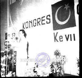 Seseorang pejabat sedang memberikan sambutan pada Konggres GPII (Gerakan Pemuda Islam Indonesia) ...