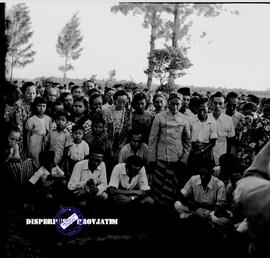 Para pelayat tampak menundukkan kepala berdoa, di pemakaman dr. Saleh, 7 – 6 - 1952