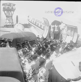 Kedatangan jenasah Alm. K. Wachid Hasyim di lapangan udara morokrembangan, tampak sedang diturunk...