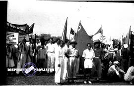 Sambil membawa spanduk dan  slogan-slogan masa dengan tertib mengikuti jalannya rapat raksasa (PN...