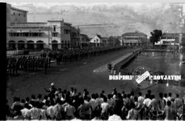 Suasana upacara di depan kantor Gubernuran pada peringatan Hari Maritim di Surabaya , 21 – 8 – 1963