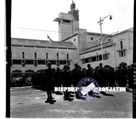 Apel barisan sukarelawan Irian Barat dari  Jawa Timur di halaman Kantor Gubernuran Surabaya, 16 –...