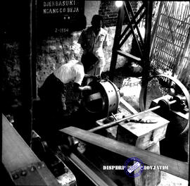 Pembangunan ke Djabung (Tumpang) Malang, tgl. 4 April 1957. Suasana dalam pembangkit listrik