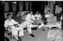 Suasana ramah tamah pada konferensi  agraria di Surabaya, 18 – 10 – 1958