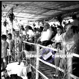 Terlihat beberapa turis asing duduk di tribun tengah menikmati lomba kerapan sapi di madura, TT