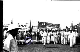 Berbagai macam poster spanduk dan slogan seperti tuntutan pembebasan irian barat, di bawa masa pa...