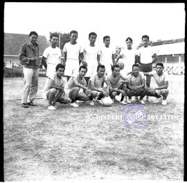 Pertandingan cabang olahraga volly ball dalam Pekan Olah Raga (POR) di lingkungan Djapen di Tulun...