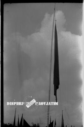 Upacara pengibaran bendera pada peringatan hari buruh di surabaya, 1 – 5 – 1955