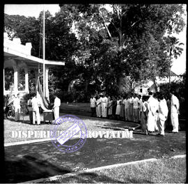 Upacara Peringatan HUT Kemerdekaan Republik Indonesia ke 14 saat pengibaran Sang Merah Putih di S...