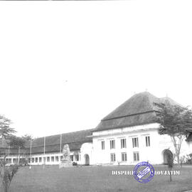 Fakultas kedokteran UNAIR Surabaya. Depan gedung fakultas kedokteran UNAIR, tahun 1956