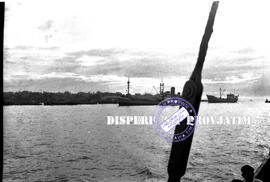 Terlihat beberapa kapal laut tengah bersandar di tengah laut, foto diambil bersamaan dengan kunju...