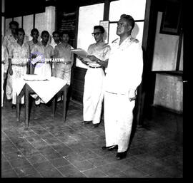 Walikota Surabaya Moerachman saat penganugerahan bintang gerilya kepada Bu Darsih pegawai kantor ...