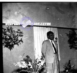 Seorang pejabat sedang memberikan sambutan pada Konferensi Pendidikan Masyarakat, Pacet, Mojokert...