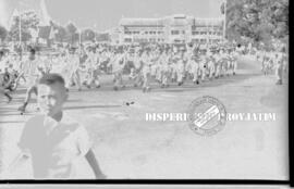 Pawai / karnaval memeriahkan peringatan hari pahlawan di Surabaya, saat melintas di depan Balai K...