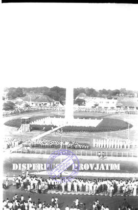 Suasana upacara Peringatan hari pahlawan di depan gubernuran  Surabaya,  10-11-1953