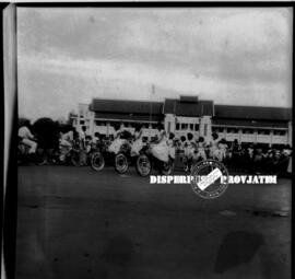 Peserta karnaval sepeda hias pada peringatan hari ibu ketika melintas di depan balai kota surabay...