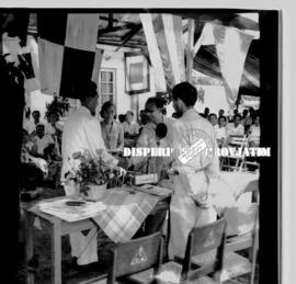 Seorang pejabat memberikan ucapan kepada panitia pada peresmian pemugaran makam Pak Mujair, terli...