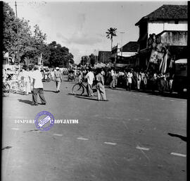 para serikat buruh dan pekerja membawa Bendera dan berbagai tulisan dan slogan berkonvoi di dalam...