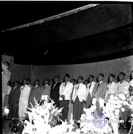 Malama peringatan HUT Kemerdekaan RI ke 7 di Gedung Negara Grahadi, para undangan menyanyikan lag...