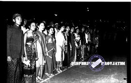 Para pemuda dan pemudi mengenakan pakaian nasional dalam malam peringatan Hari Sumpah Pemuda di T...