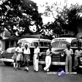 Pembukaan trajek bus Malang-Surabaya oleh sdr. Siswo (Damri) para sopir dan karyawan sudah berdat...