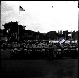 Seperempat abad lagu indonesia raya, para murid sekolah sedang menyanyikan lagu indonesia raya be...