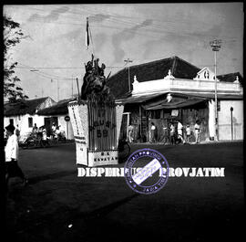 Sebuah tugu dari bambu di daerah Kawatan dalam Peringatan HUT Kemerdekaan Republik Indonesia ke 1...