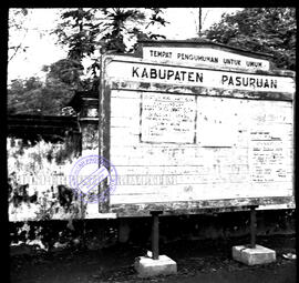 Tampak Plakat-plakat dari partai-partai politik yang ditempelkan dipapan pengumuman umum di Pasur...