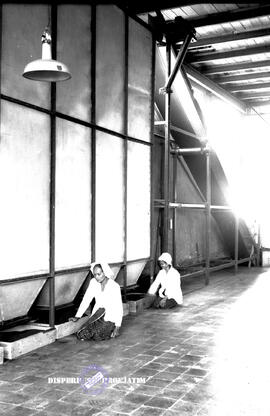 Perkebunan teh Wonosari Lawang, tanggal 28-1-1957. Tampak dua orang wanita di penggilingan teh