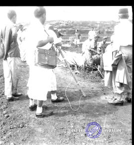 Pembangunan ke Djabung (Tumpang) Malang, tgl. 23 Maret 1957. Warga kerjabakti membangun jalan