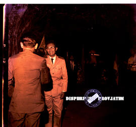 Dua orang pejabat sedang beramah-tamah pada malam resepsi eksposisi / pameran pembangunan langsun...