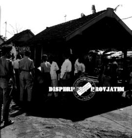 Kedatangan tim Kebersihan Nasional di sebuah komplek pasar di Surabaya, 18 – 7 – 1960