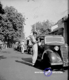 Pemeriksaan mobil dan pengendara di Kota Surabaya, tgl 28 Juli 1951