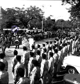 Iring-iringan mobil jenazah pada pemakaman kembali jenazah Residen Sudirman (Soedirman) di Suraba...