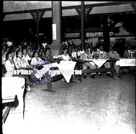 Para undangan dalam peringatan Hari Kartini di Pendopo Kabupaten Surabaya, 21 – 4 – 1954