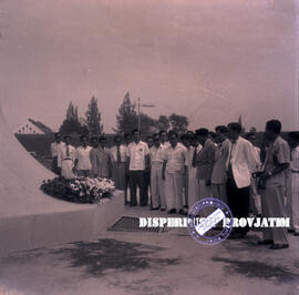 Tampak semua sedang berdoa menundukkan kepala pada saat peletakan karangan bunga di tugu pahlawan...