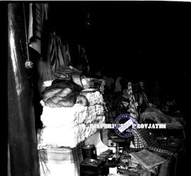 Tampak sebuah stand produksi yang memamerkan hasil tenun dan kain pada acara eksposisi / pameran ...