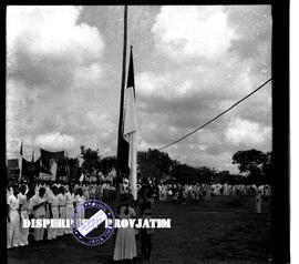 Upacara pengibaran bendera dalam rangka peringatan hari buruh di Surabaya, 1 – 5 – 1954