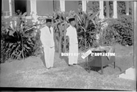 Upacara peringatan HUT Kemerdekaan Republik Indonesia di Surabaya di Kantor Jawatan Penerangan, 1...