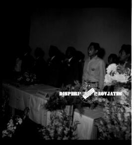 Susana Kongres GMNI (Gerakan  Mahasiswa Nasional Indonesia), komisari kongres sedang berdiri, Sur...