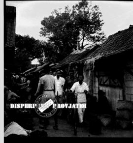 Rombongan tim kebersihan ketika meninjau sebuah pasar tradisional, foto diambil saat acara peninj...