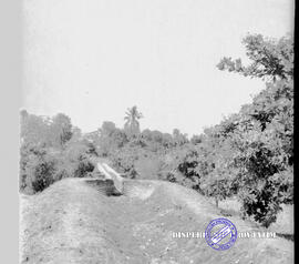 Dam kecil di Situbondo, tgl. 4 April 1957.