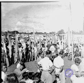 Rapat Raksasa di Tambakrejo Simokerto, Tampak para serikat buruh dan pekerja dengan membawa bende...