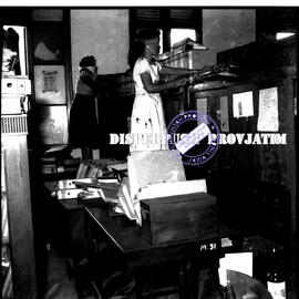 Para pegawai Djawatan Penerangan Djawa  Timur sedang melakukan kegiatan kerja  bhakti dalam perin...