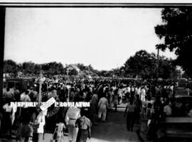 Peserta upacara dari berbagai lapisan masyarakat dan pemuda dengan membawa berbagai macam spanduk...