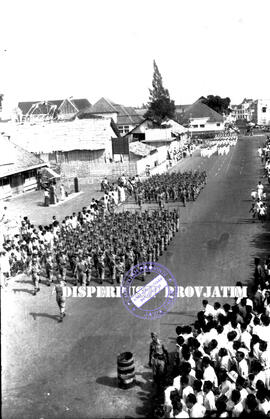 Pawai / defile peserta upacara dari pasukan angkatan bersenjata/tentara dalam peringatan hari pah...