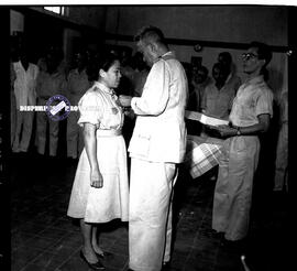 Walikota Surabaya Moerachman saat penganugerahan bintang gerilya kepada Bu Darsih pegawai kantor ...