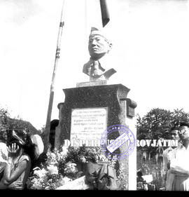 Tugu Cak Gondo Durasim, pada hari peringatan. Cak Gondo Durasim lahir di Jombang, Jawa Timur. Ia ...