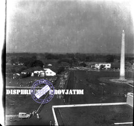 Tampak perspektif selatan tugu pahlawan saat upacara peringatan hari pahlawan di Tugu Pahlawan Su...