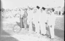 Para pejabat pada upacara peringatan Hari Pahlawan di Tugu di Surabaya, 10 – 11 – 1959